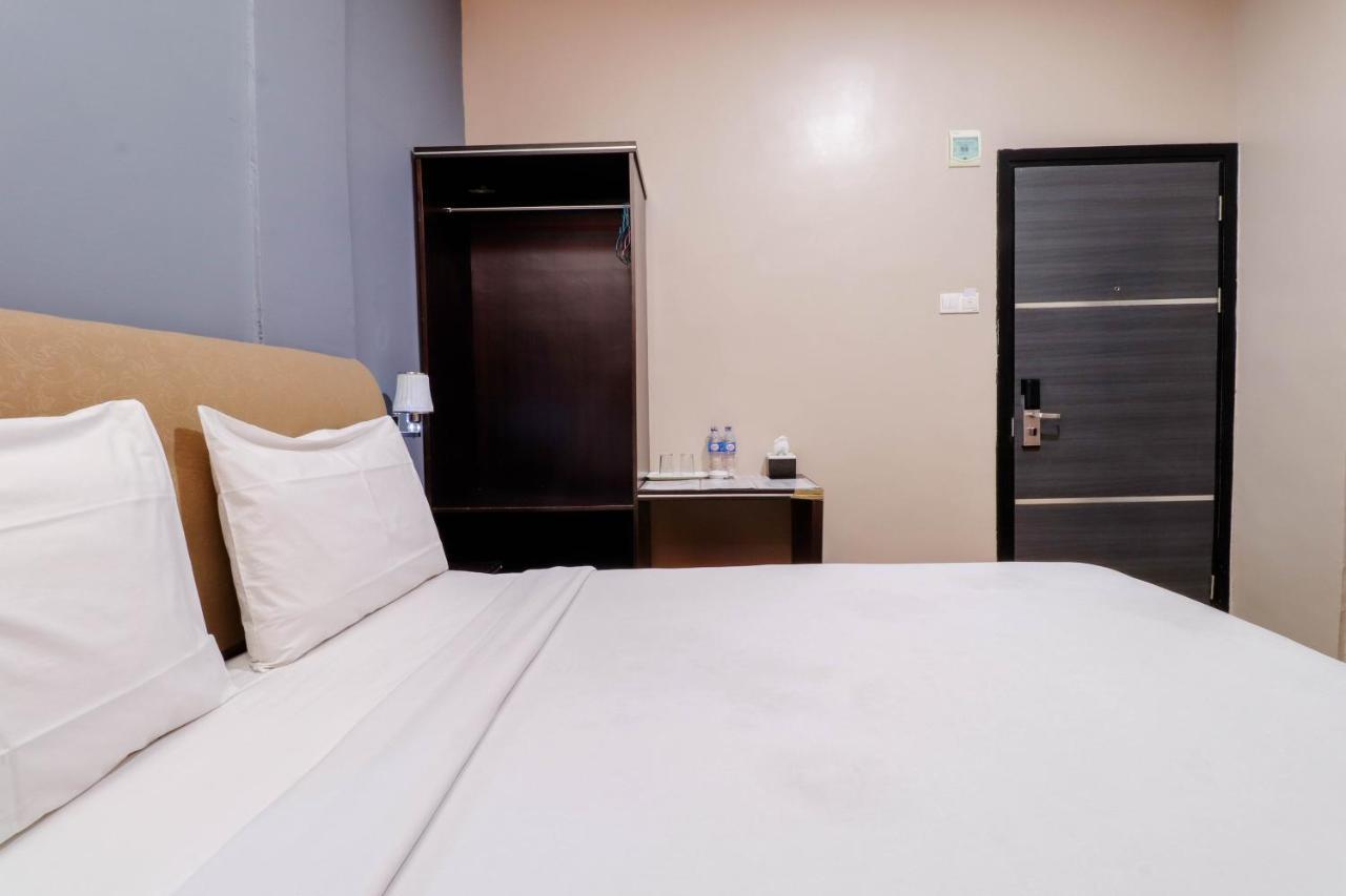 Blitz Batam Exterior foto